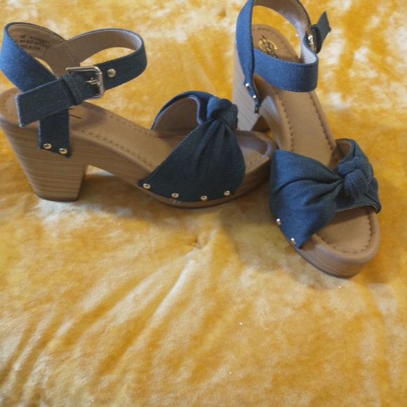 Shoes - Picture 4 of 6